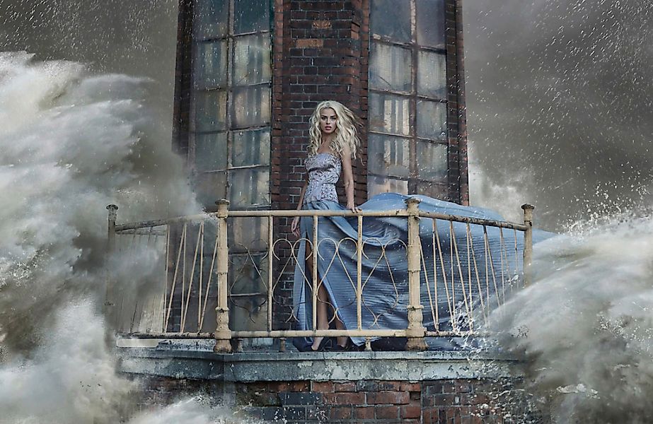 Papermoon Fototapete "LEUCHTTURM-WELLEN FRAU BEGRIFFSFOTO FANTASIE SURREAL" günstig online kaufen