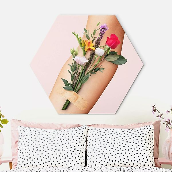 Hexagon-Alu-Dibond Bild Arm mit Blumen günstig online kaufen