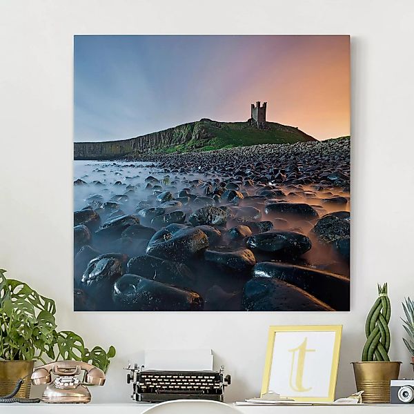 Leinwandbild - Quadrat Sonnenaufgang mit Nebel bei Dunstanburgh Castle günstig online kaufen