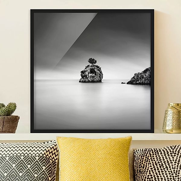 Bild mit Rahmen Felseninsel im Meer Schwarz-Weiß günstig online kaufen