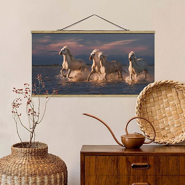 Stoffbild Strand mit Posterleisten - Querformat Wilde Pferde in Kamargue günstig online kaufen