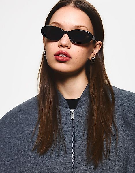 Bershka Ovale Sonnenbrille Mit Kunststoffgestell Damen Schwarz günstig online kaufen