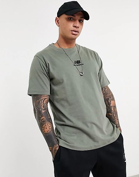 New Balance – T-Shirt in Khaki und Schwarz mit linearem Logo, exklusiv bei günstig online kaufen