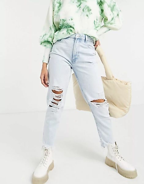 Bershka – Mom-Jeans mit ausgefranstem Saum aus Bio-Baumwolle in Hellblau günstig online kaufen