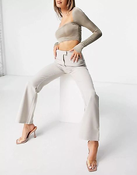 4th & Reckless – Schlaghose mit aufgesetzten Taschen in hellem Hafer-Weiß günstig online kaufen