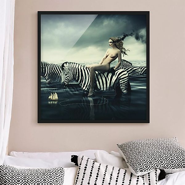 Bild mit Rahmen Portrait - Quadrat Frauenakt mit Zebras günstig online kaufen