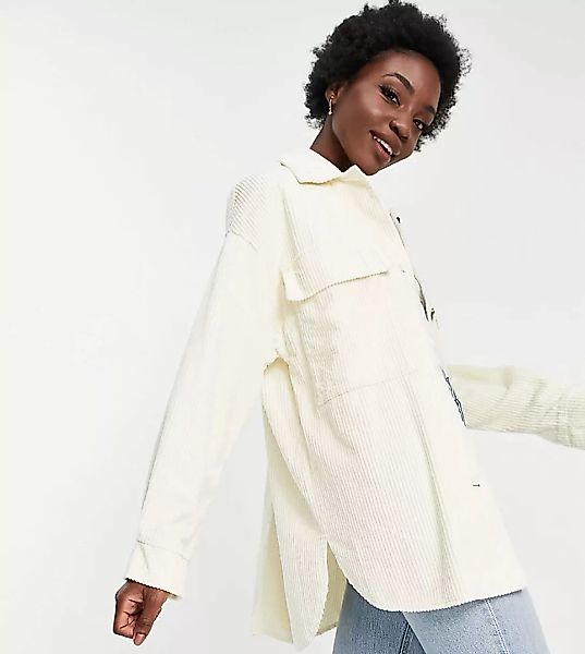 ASOS DESIGN Tall – Oversized-Hemdjacke aus Cord in Creme-Weiß günstig online kaufen