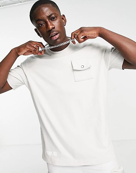 Nike – City Made Pack – T-Shirt in hellem Stein mit Tasche-Neutral günstig online kaufen