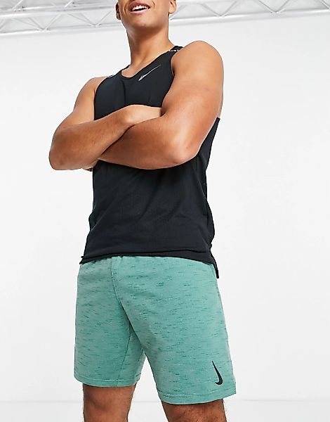 Nike – Yoga Dri-FIT – Shorts in Minzgrün günstig online kaufen