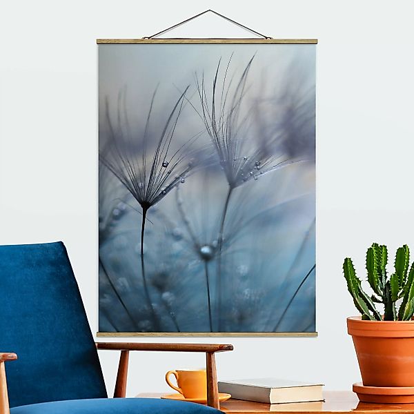 Stoffbild Blumen mit Posterleisten - Hochformat Blaue Federn im Regen günstig online kaufen