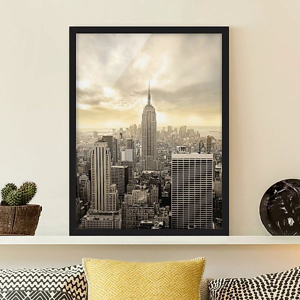 Bild mit Rahmen Architektur & Skyline - Hochformat Manhattan Dawn günstig online kaufen