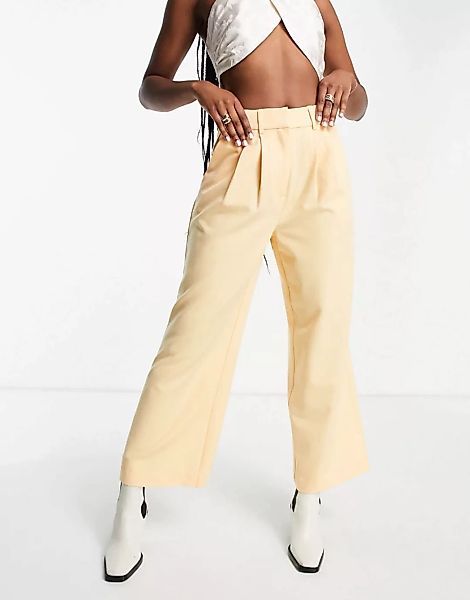 Y.A.S – Elegante, kurz geschnittene Hose mit elastischem, hohem Bund in Cre günstig online kaufen