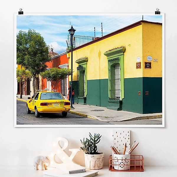 Poster Architektur & Skyline - Querformat Bunte mexikanische Straße günstig online kaufen