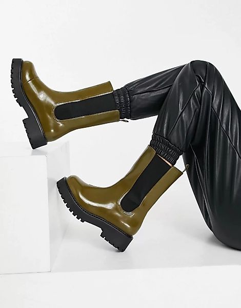 Monki – Maddie – Stiefel in Braun aus Kunstleder mit dicker Sohle günstig online kaufen
