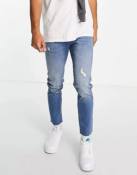ASOS DESIGN – Enge, ungesäumte Jeans mit Abnützungen in mittlerer Waschung- günstig online kaufen