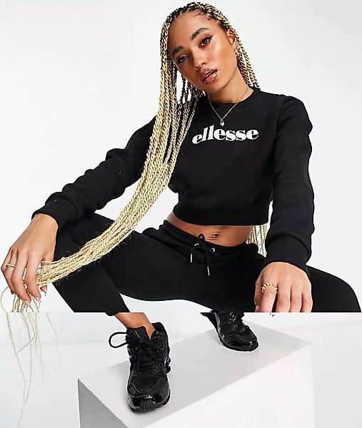 ellesse – Schwarzes Set aus kurzem Pullover und Jogginghose günstig online kaufen