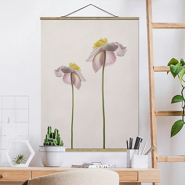 Stoffbild Blumen mit Posterleisten - Hochformat Rosa Anemonenblüten günstig online kaufen