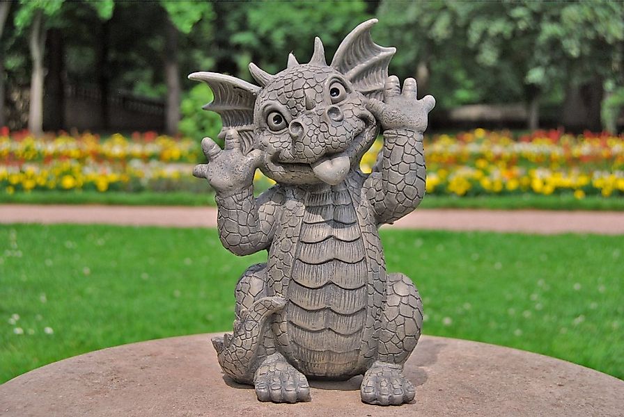 MystiCalls Gartenfigur Gartendrache - Modell Grimassenschneider günstig online kaufen