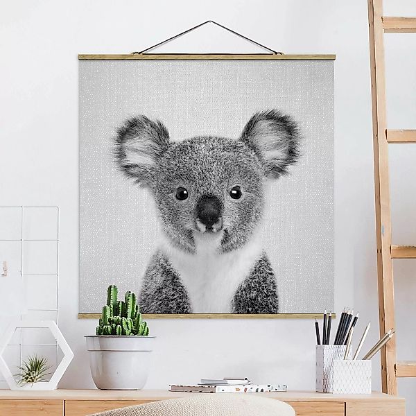 Stoffbild mit Posterleisten Baby Koala Klara Schwarz Weiß günstig online kaufen