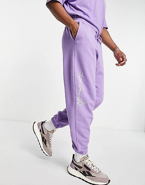 ASOS DESIGN – Jogginghose in Lila mit Tupac-Prints, Kombiteil-Violett günstig online kaufen