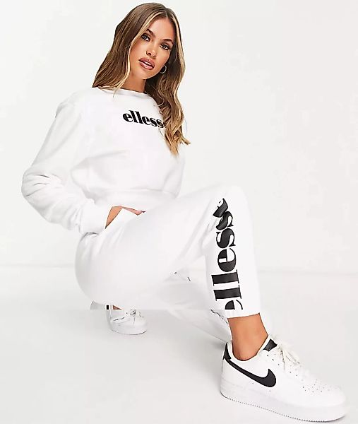 ellesse – Set mit Pullover in kurzem Schnitt und Jogginghose in Weiß günstig online kaufen