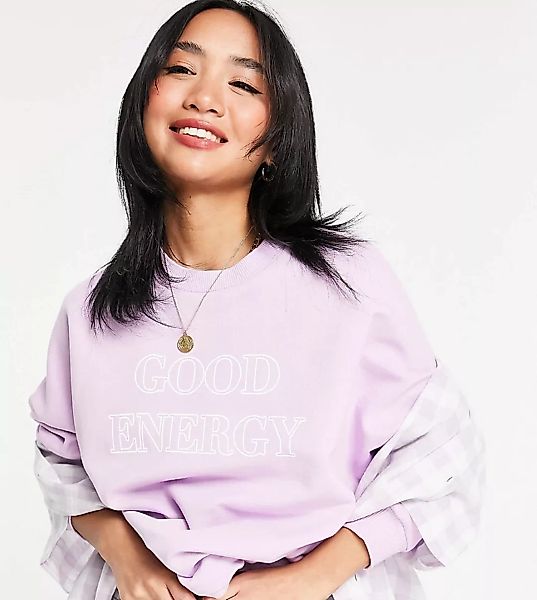 ASOS DESIGN Petite – Sweatshirt in Flieder mit „Good Energy“-Schriftzug-Lil günstig online kaufen