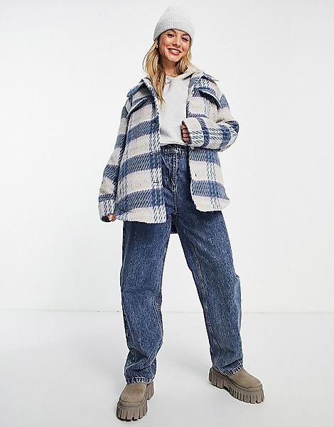 Pieces – Oversize-Hemdjacke mit Wolle in Blau kariert-Bunt günstig online kaufen