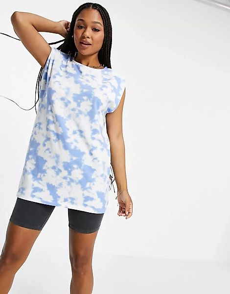 Pieces – Longline-T-Shirt mit Batikmuster in Blau-Mehrfarbig günstig online kaufen