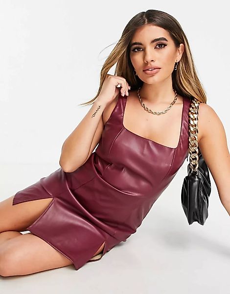 ASOS DESIGN – Mini-Trägerkleid aus Lederimitat in Blutrot günstig online kaufen