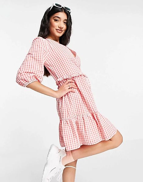 New Look – Gestuftes Minikleid mit Bindeband zum Wickeln in rosa Karomuster günstig online kaufen