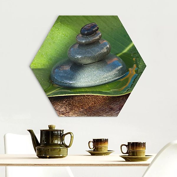 Hexagon-Alu-Dibond Bild Steinturm auf grünem Blatt günstig online kaufen