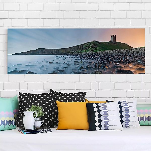 Leinwandbild Strand - Panorama Sonnenaufgang mit Nebel bei Dunstanburgh Cas günstig online kaufen