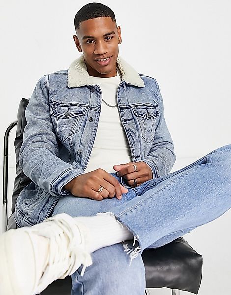 Hollister – Jeans-Truckerjacke mit Teddy-Futter in heller Waschung-Blau günstig online kaufen
