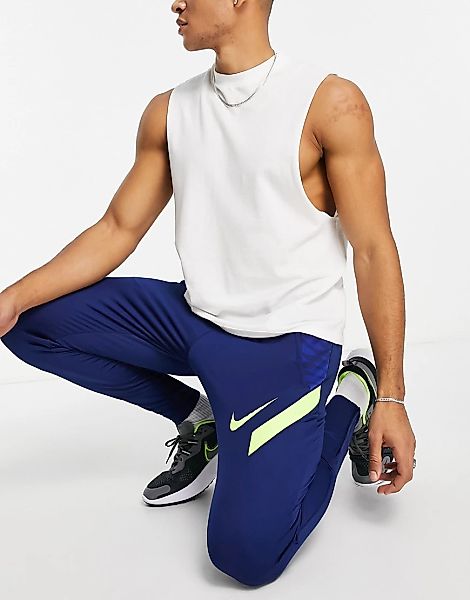 Nike Football – Strike – Jogginghose in Marineblau und Volt günstig online kaufen