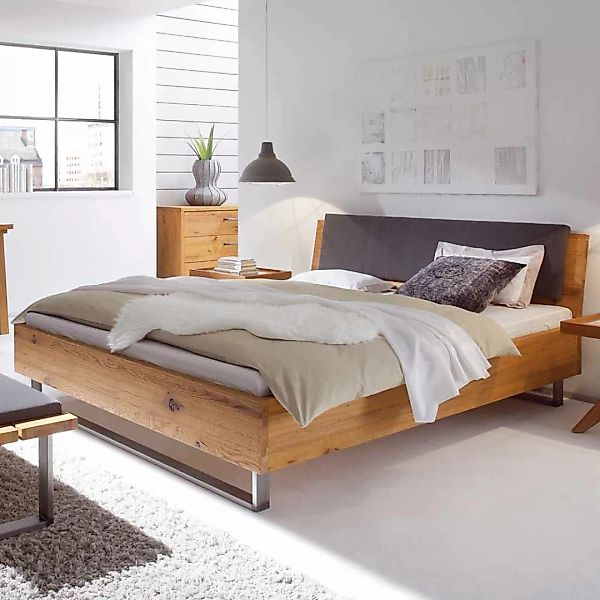 Bett aus Wildeiche Massivholz mit gepolstertem Kopfteil günstig online kaufen