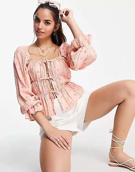 Miss Selfridge – Bluse mit Schnürung vorne und geblümtem Tapetenmuster im S günstig online kaufen