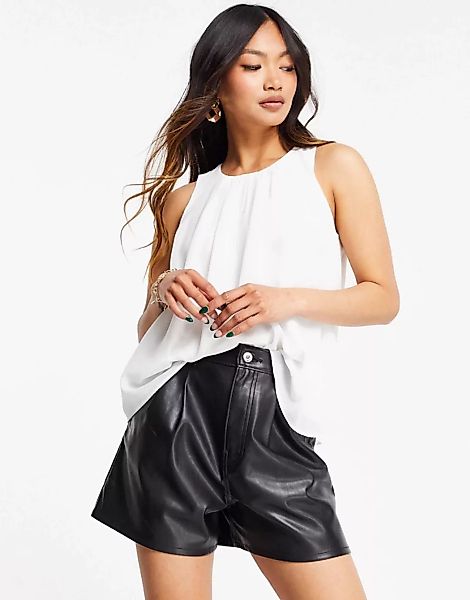 ASOS DESIGN – Ausgestelltes Trägershirt aus Chiffon in Creme-Weiß günstig online kaufen