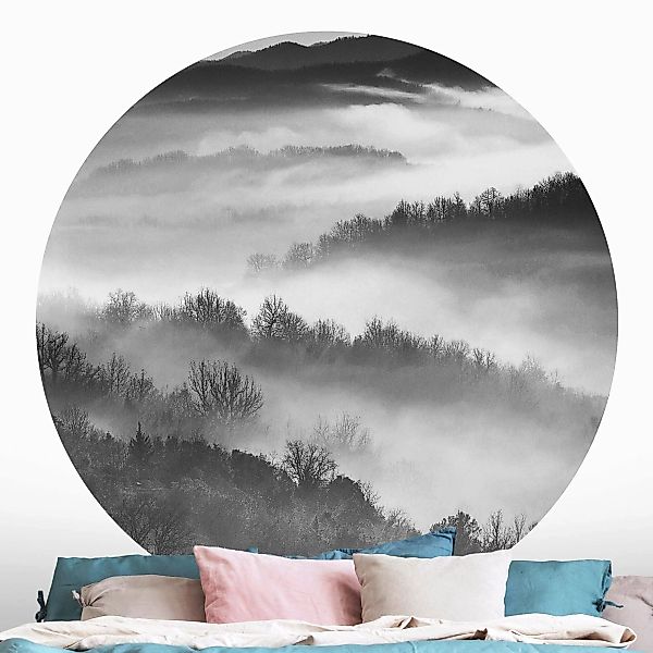 Runde Fototapete selbstklebend Nebel bei Sonnenuntergang Schwarz Weiß günstig online kaufen