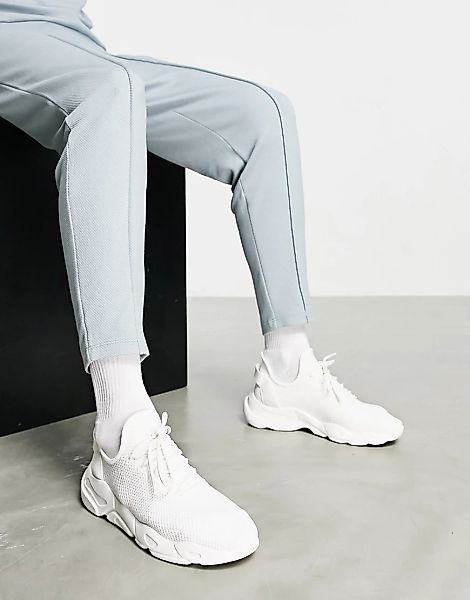 ASOS DESIGN – Lauf-Sneaker mit Strick in Weiß gemischt günstig online kaufen