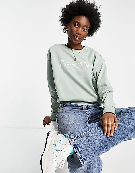 New Look – Sweatshirt in Grün mit „Positive Vibes“-Schriftzug günstig online kaufen