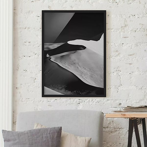 Bild mit Rahmen Schwarz-Weiß - Hochformat Wüste - Abstrakte Dünen günstig online kaufen
