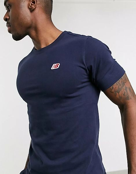 New Balance – T-Shirt mit kleinem Logo in Marine-Marineblau günstig online kaufen
