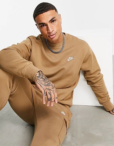 Nike – Club – Fleece-Sweatshirt in Taupe mit Rundhalsausschnitt-Braun günstig online kaufen