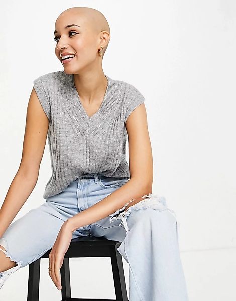 New Look – Ärmelloser Strickpullover mit V-Ausschnitt in Grau günstig online kaufen