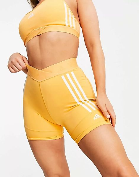 adidas – Training – Kurze Shorts mit 3 Streifen in Blassorange günstig online kaufen