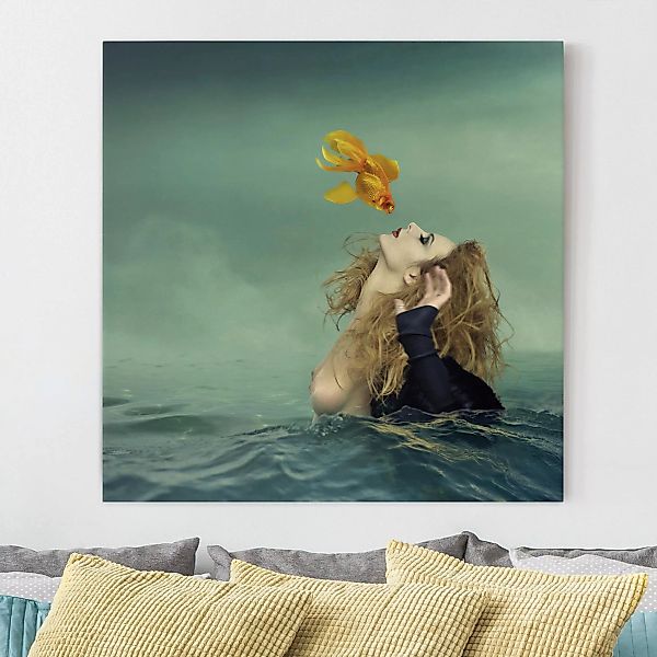 Leinwandbild Akt & Erotik - Quadrat Kuss eines Goldfisches günstig online kaufen