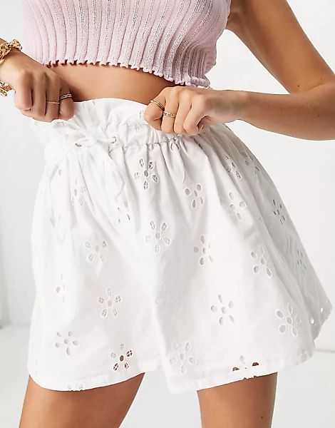 ASOS DESIGN – Shorts mit Lochstickerei in Weiß günstig online kaufen