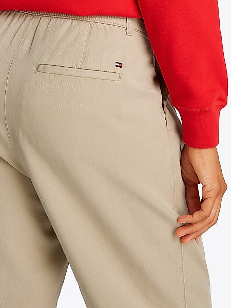 Tommy Hilfiger Chinohose "CO TENCEL RLXD STR PULL ON CHINO" mit Logosticker günstig online kaufen
