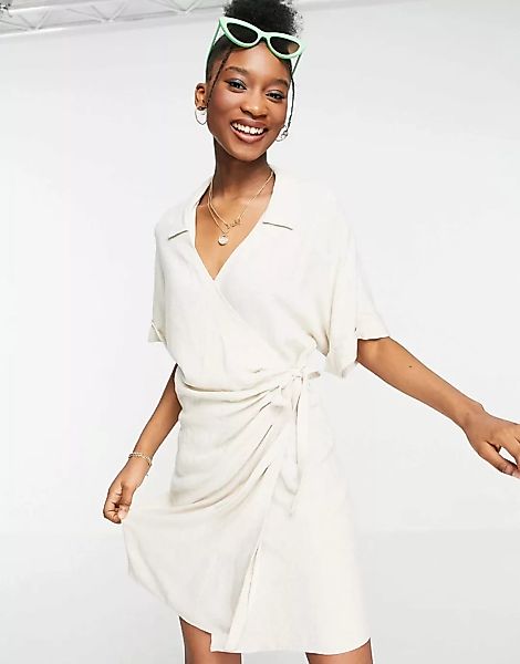 ASOS DESIGN – Naturfarbenes Mini-Leinenkleid mit Wickeldesign-Weiß günstig online kaufen