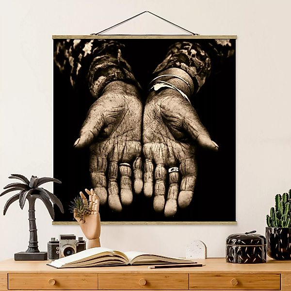 Stoffbild Portrait mit Posterleisten - Quadrat Indian Hands günstig online kaufen